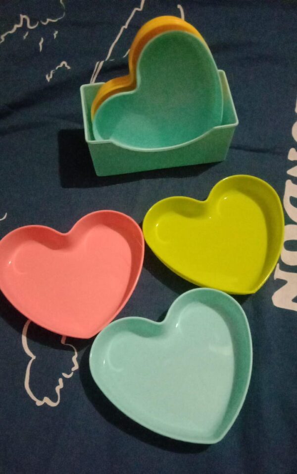 Pack Of 8 Heart Plate Set | Multi Color Plate Set With Stand - Image 4