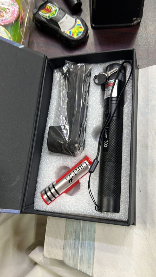 Rechargeable laser light with charger included - Image 3